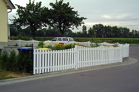 26. Zaun weiß Bogen unten